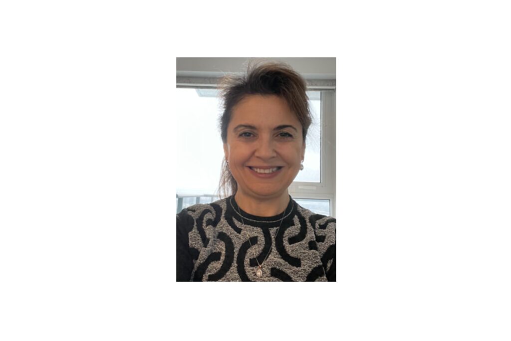 Portrait of Esra Guven.