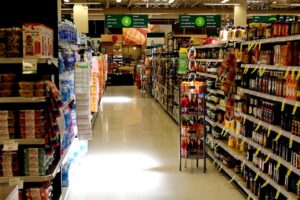 image of a grocery store aisle emphasing the improtance of food expiration dating